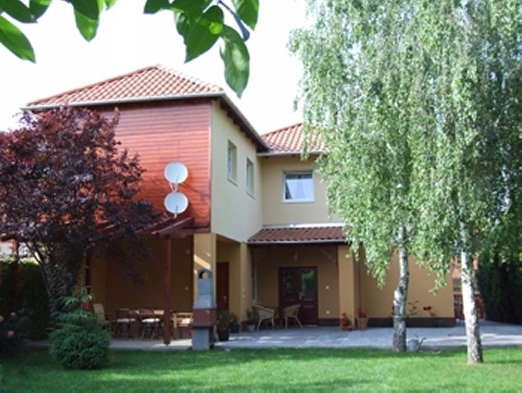 Ilona Apartmanház Komárom Exterior foto